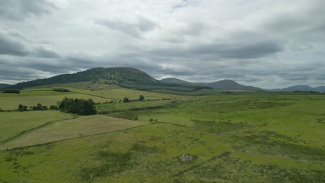 tierras de cultivo campos de mosaico volando hacia la colina lejana gran mel cayó en un día nublado de verano