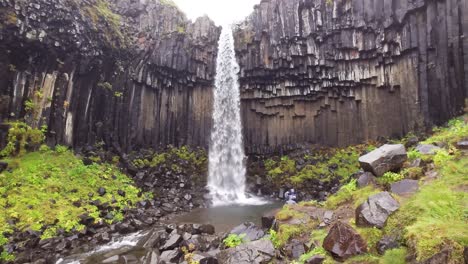 la cascada de svartifoss en el parque nacional de skaftafell en un día lluvioso, islandia