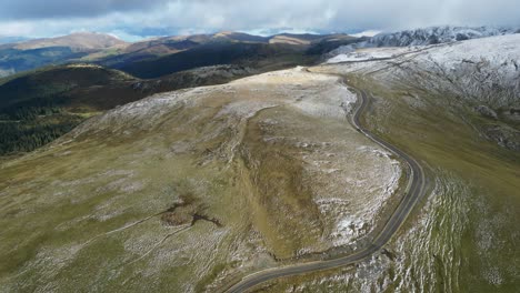 carretera panorámica transalpina en las montañas de los cárpatos, rumania - aérea 4k