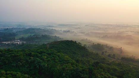 Paisaje-Montañoso-Neblinoso-Y-Brumoso-Aéreo,-Vista-Panorámica-De-Drones-De-Un-Parque-Natural-Con-Un-Manto-Blanco-Y-Espacio-Para-Copiar