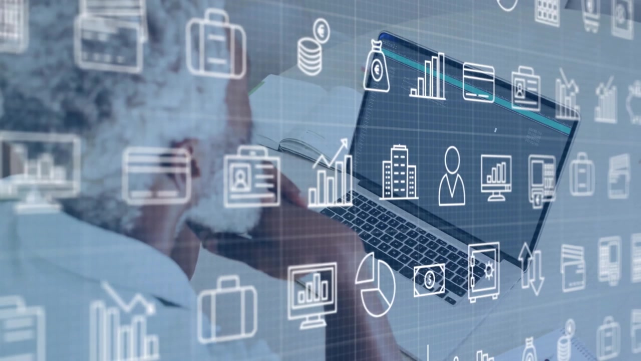 Führungskraft hält Telefon ans Ohr und überprüft live Finanzsymbole, die auf einem Laptop-Diagramm gestreamt werden.