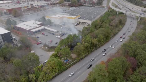una vista aérea de un incendio masivo en el bosque en el cruce en el noreste de atlanta destruyó un gran campamento de sin techo cerca de buckhead en atlanta.