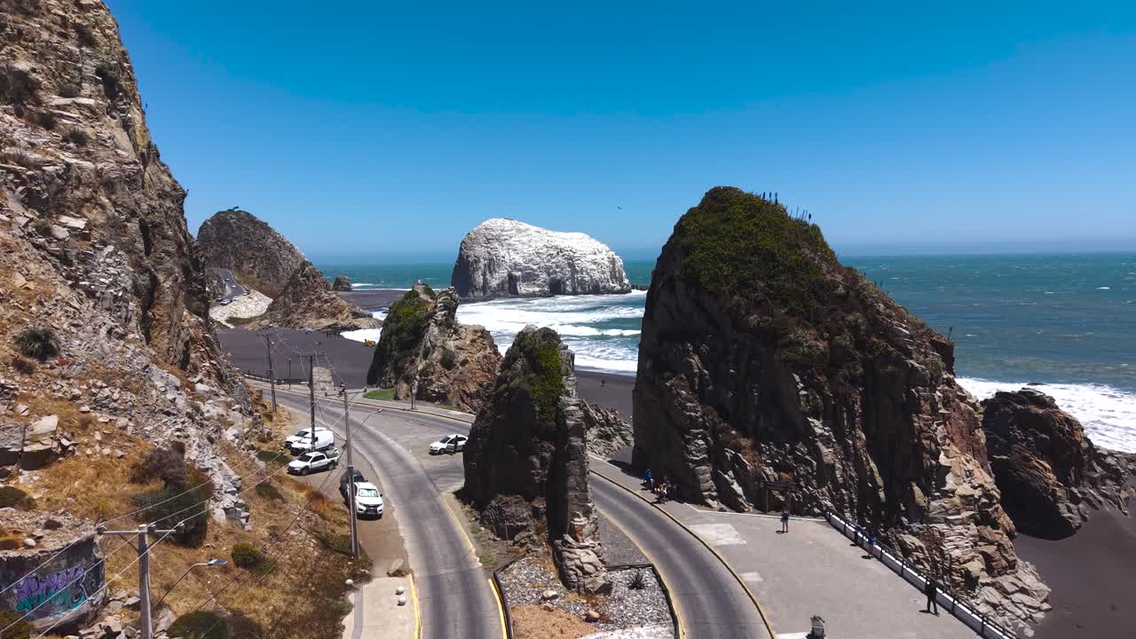 Vista aerea della strada costiera che si snoda tra le alte scogliere e il mare a Constitución, con le famose formazioni rocciose
