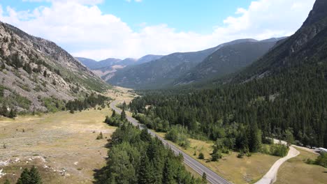 increíble impresionante rojo lodge montana bosques américa aéreo