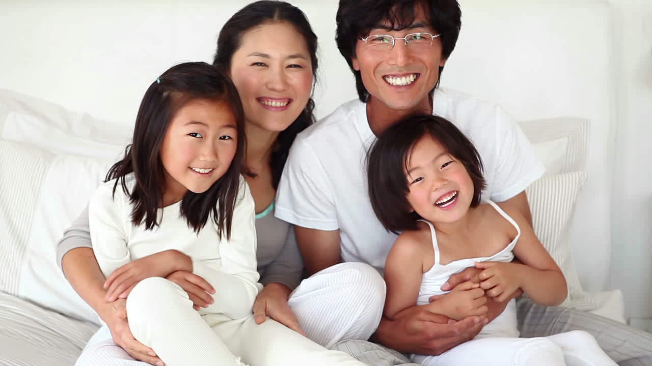 가족들이 함께 놀이를 하며 앉아 있습니다.