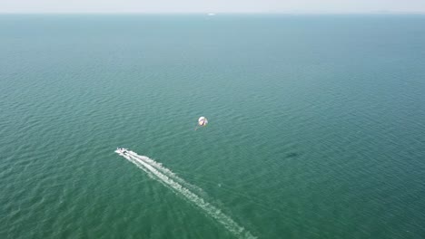 actividad de parasailing en el mar