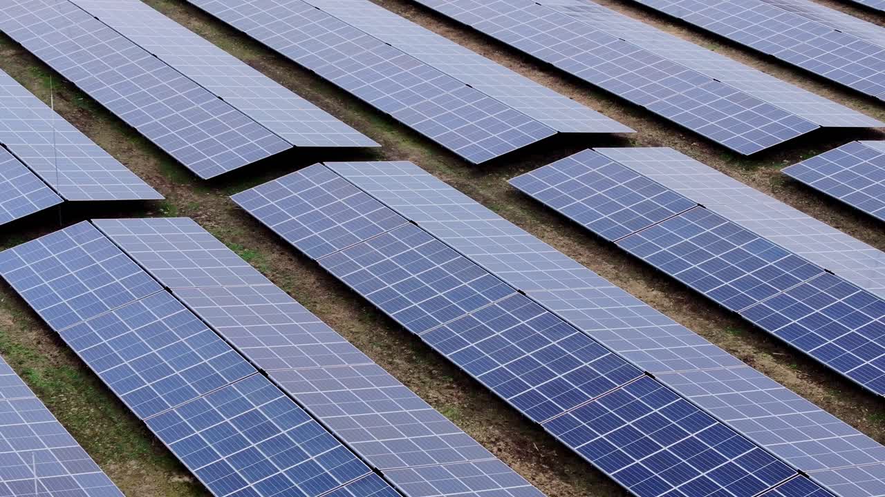 воздушные кадры фермы солнечных панелей, установленных на открытом поле.