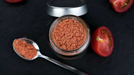 polvo de tomate en una mesa giratoria (con bucle sin costuras)
