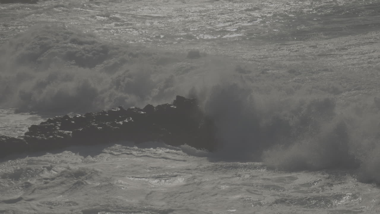 강력한 바다 파도가 바위 위에 부히고