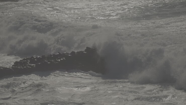 poderosas olas del océano chocando contra las rocas