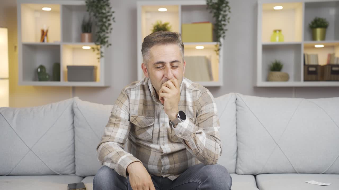 el hombre mirando a la cámara con una idea.