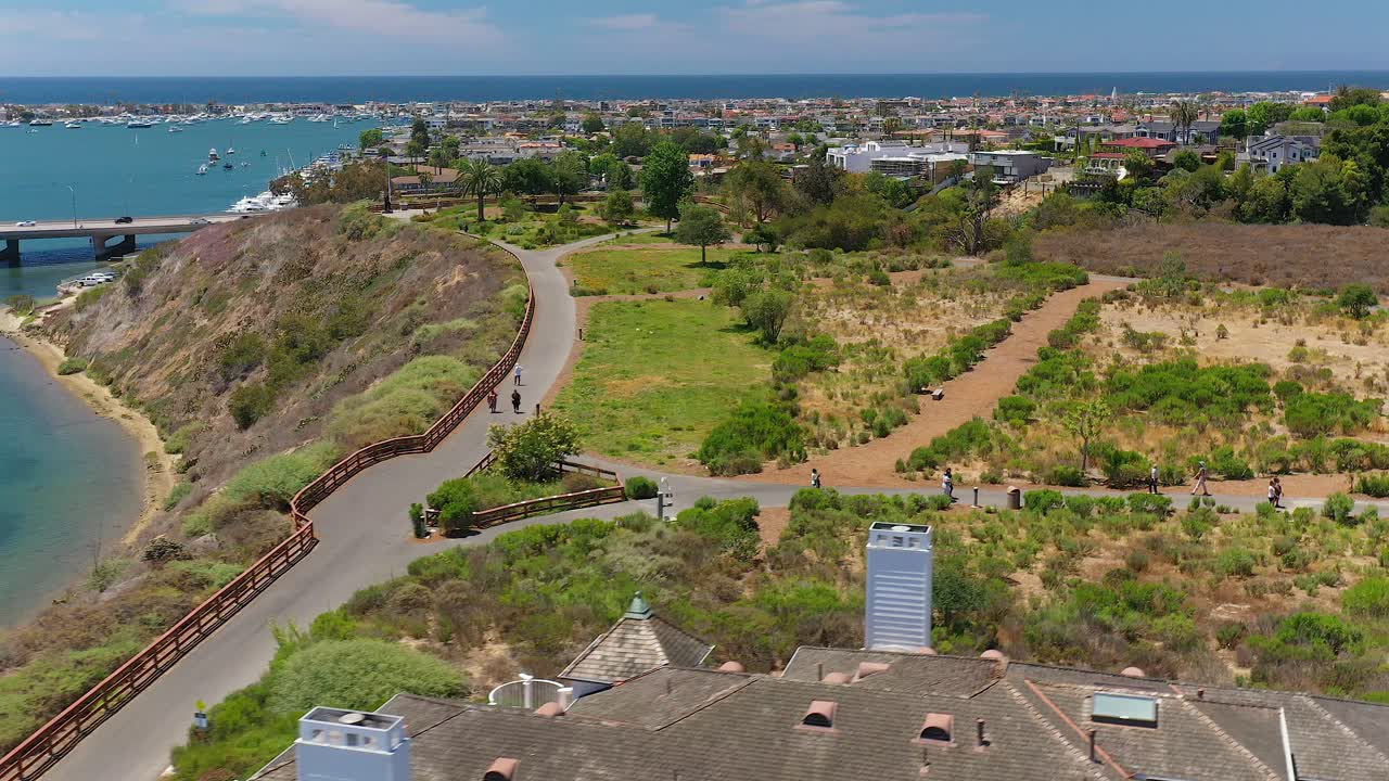 vista aérea del parque castaways en newport beach, california