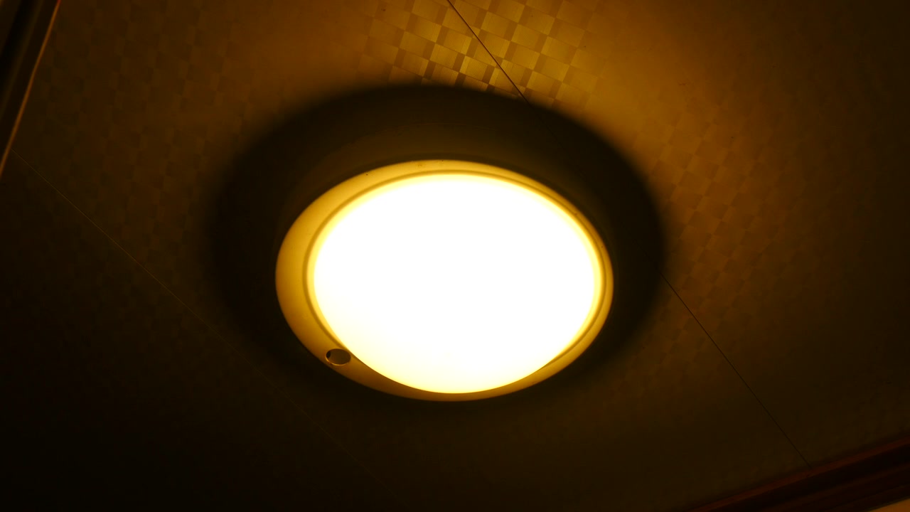 Luce a soffitto accesa e spenta.