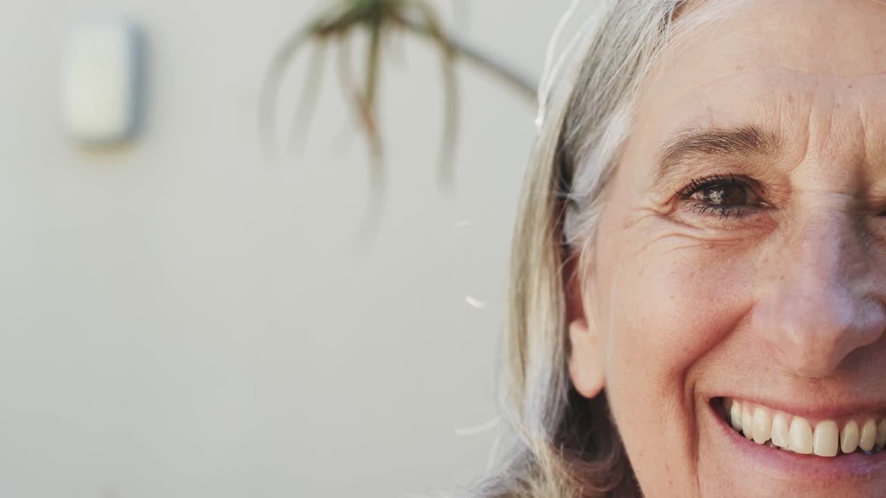 retrato de una mujer caucásica mayor feliz y inalterada sonriendo en cámara lenta, con espacio para copiar