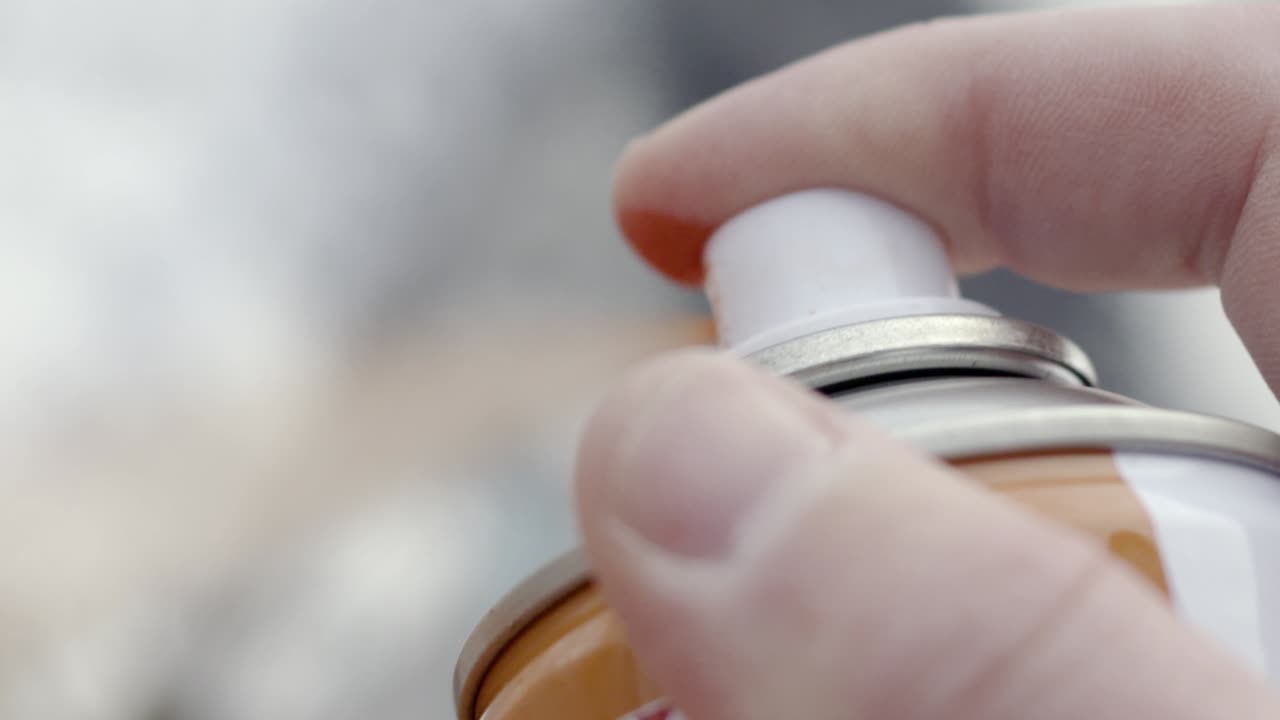 persona que está rociando pintura