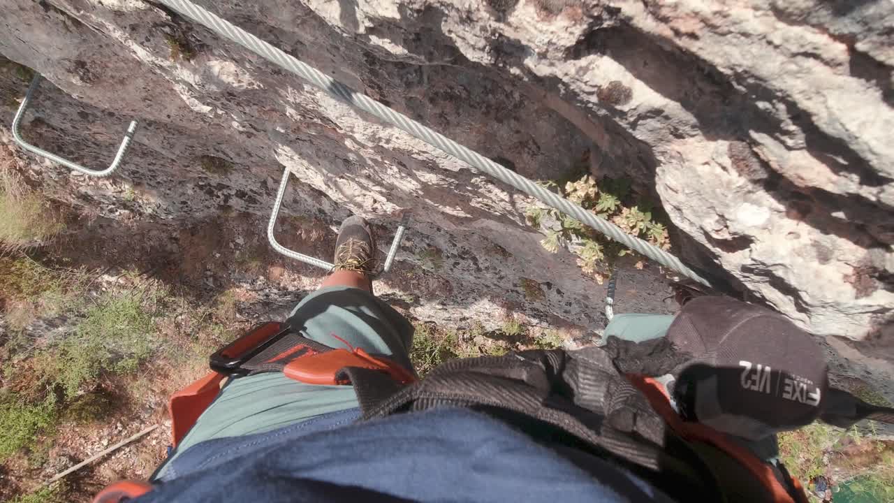 pov 액션 캠 젊은 산악인 in via ferrata rock wall-1