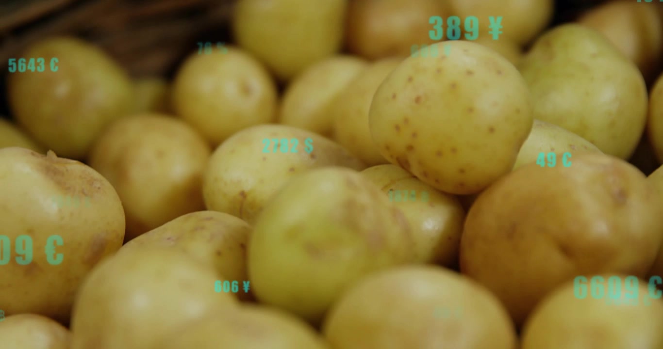 Telecamera ravvicinata che mette a fuoco patate in un cesto, con sovrapposizioni numeriche color verde acqua che aggiornano etichette in movimento.