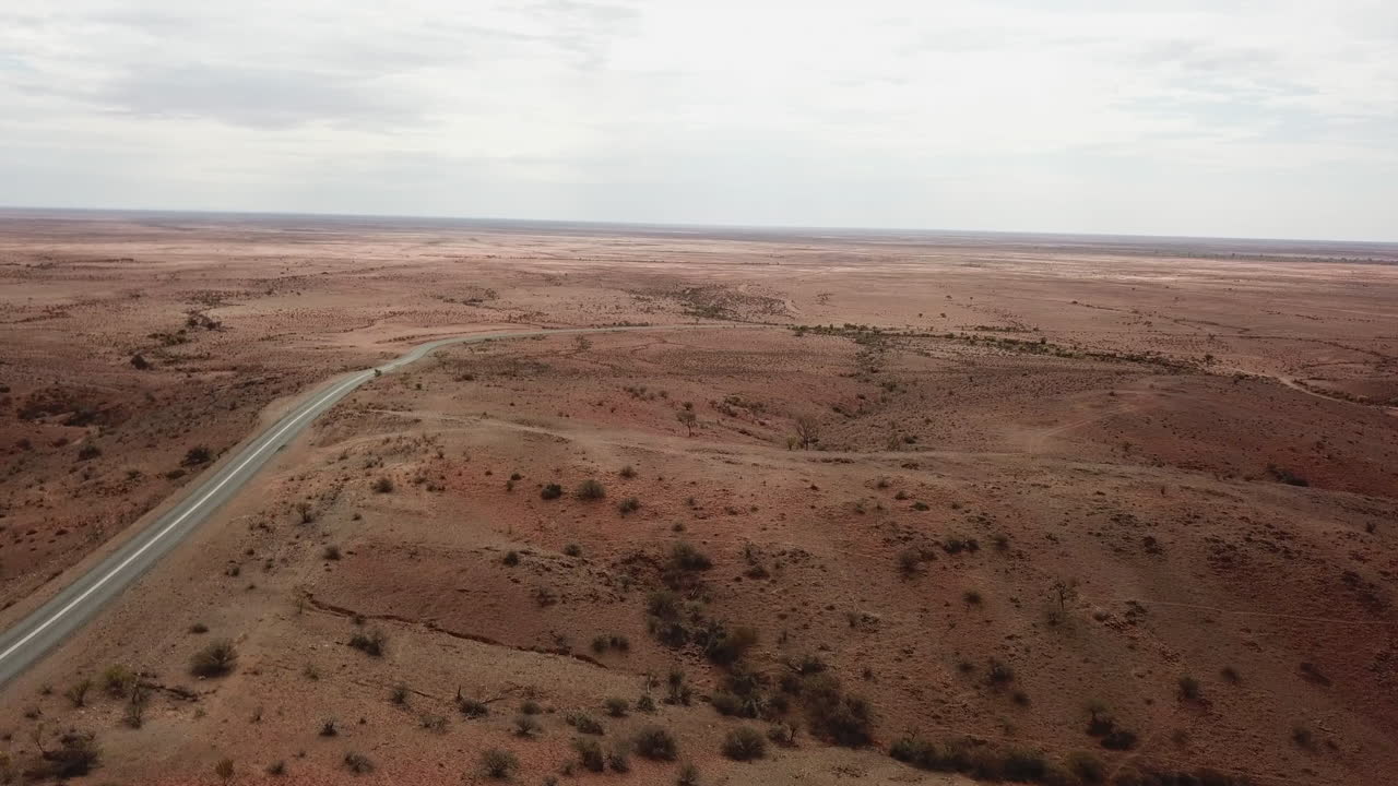 Havadan: Avustralya, Broken Hill yakınlarında kıyametvari, boş bir çorak arazinin üzerinden uçan drone çekimi