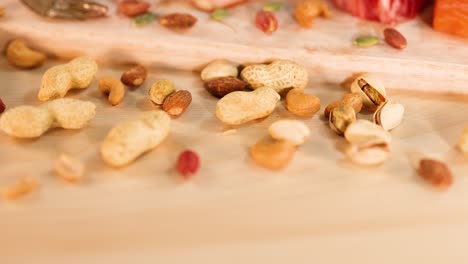 variedad de nueces y alimentos proteicos en la mesa