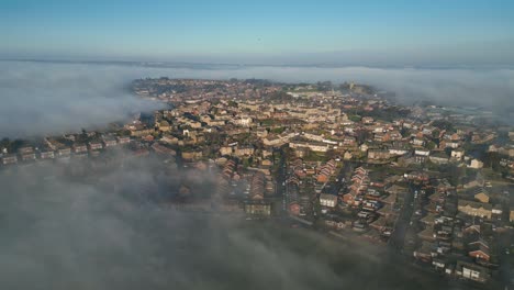 vista aérea de la ciudad con edificios residenciales para ganar niebla y niebla
