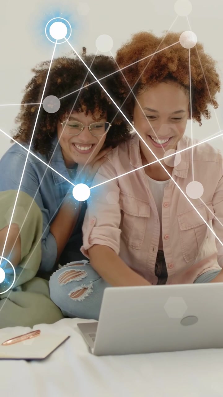 Video vertical: Dos mujeres colocando portátil, notas, mostrando nodos de red sobre las manos, portátil para tecnología.
