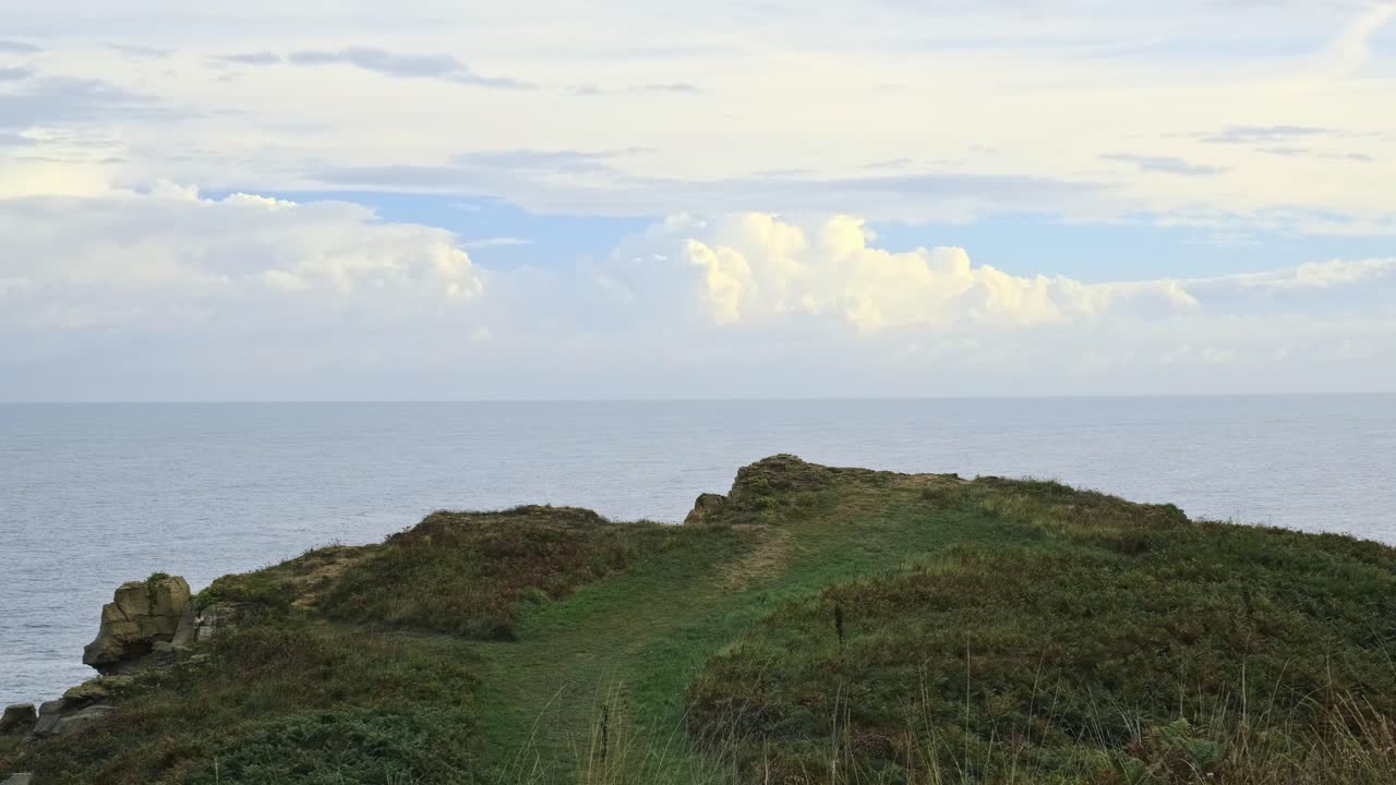 Det Cantabriske Hav kan ses i det fjerne fra kanten af øen Isla på en solskinsdag.