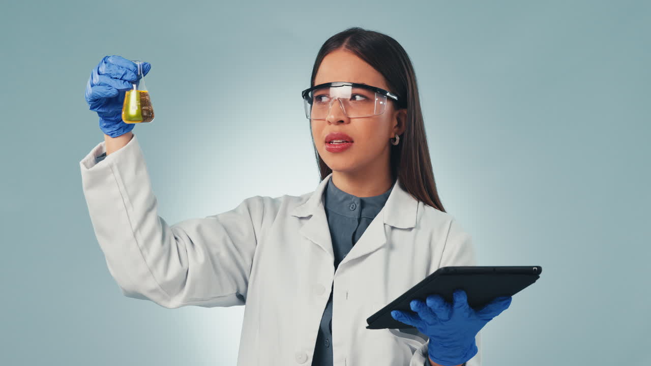 médico, tableta y resolución de problemas con una ciencia