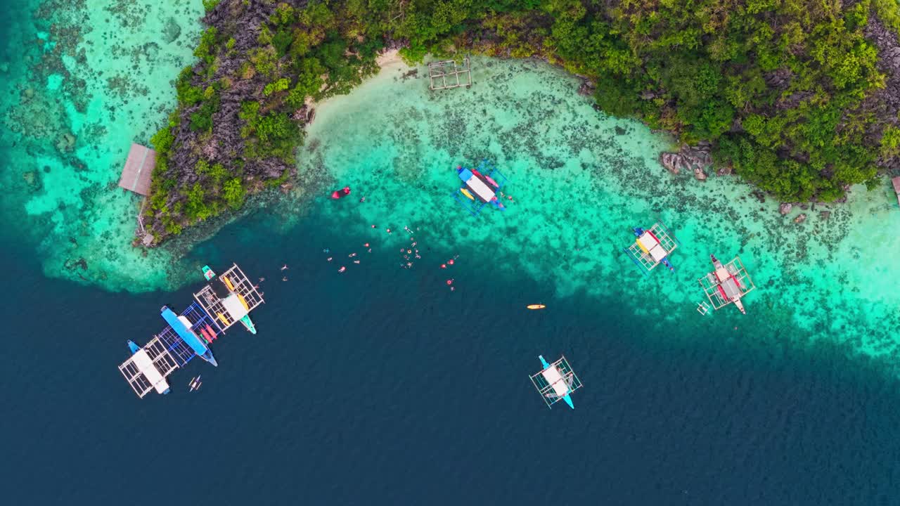 Plongeurs en apnée explorant les récifs coralliens et une épave de la Seconde Guerre Mondiale à Skeleton Point Coron