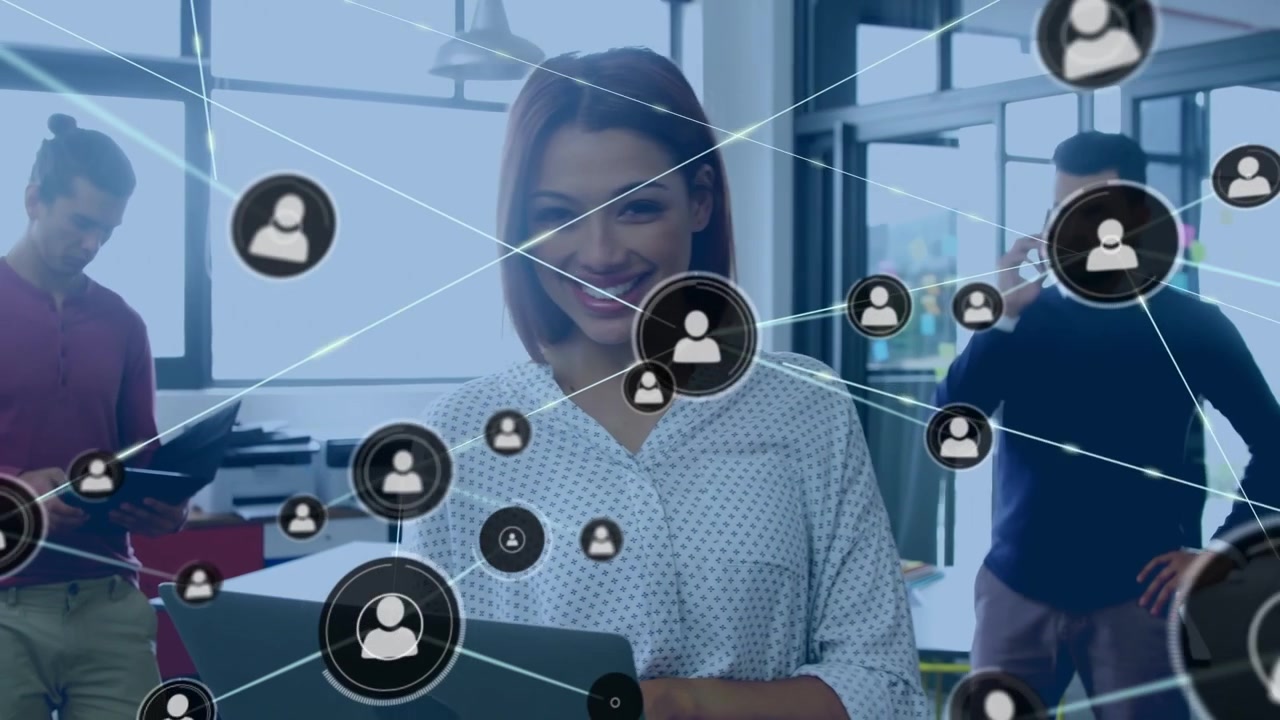 Animación de red de conexiones con iconos sobre diversas personas de negocios usando laptops
