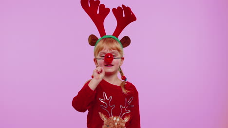 cuenta atrás para la celebración de las vacaciones de navidad, la chica cuenta en orden inverso de cinco a uno, bailando