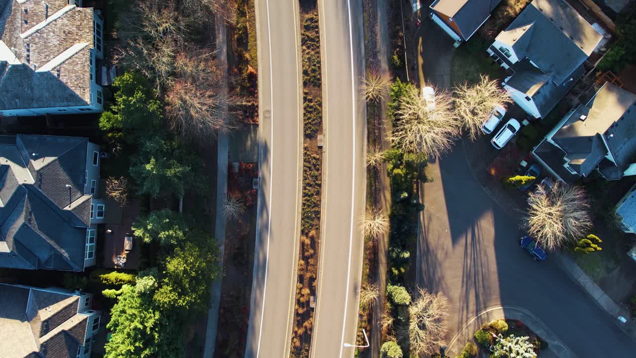 도로를 따라 4k 공중 조감도 드론 샷