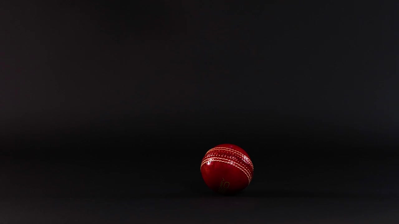 En cricketboll faller och studsar på ytan