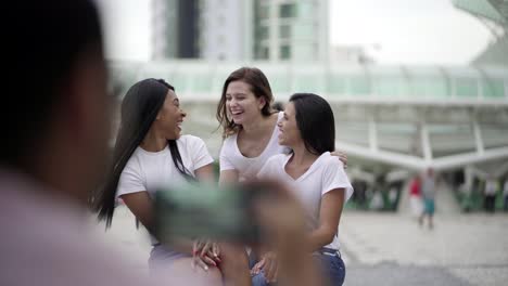 Lächelnde-Junge-Frauen-Posieren-Für-Ein-Foto