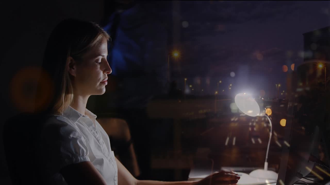 animación de una mujer de negocios caucásica en la oficina sobre el paisaje urbano