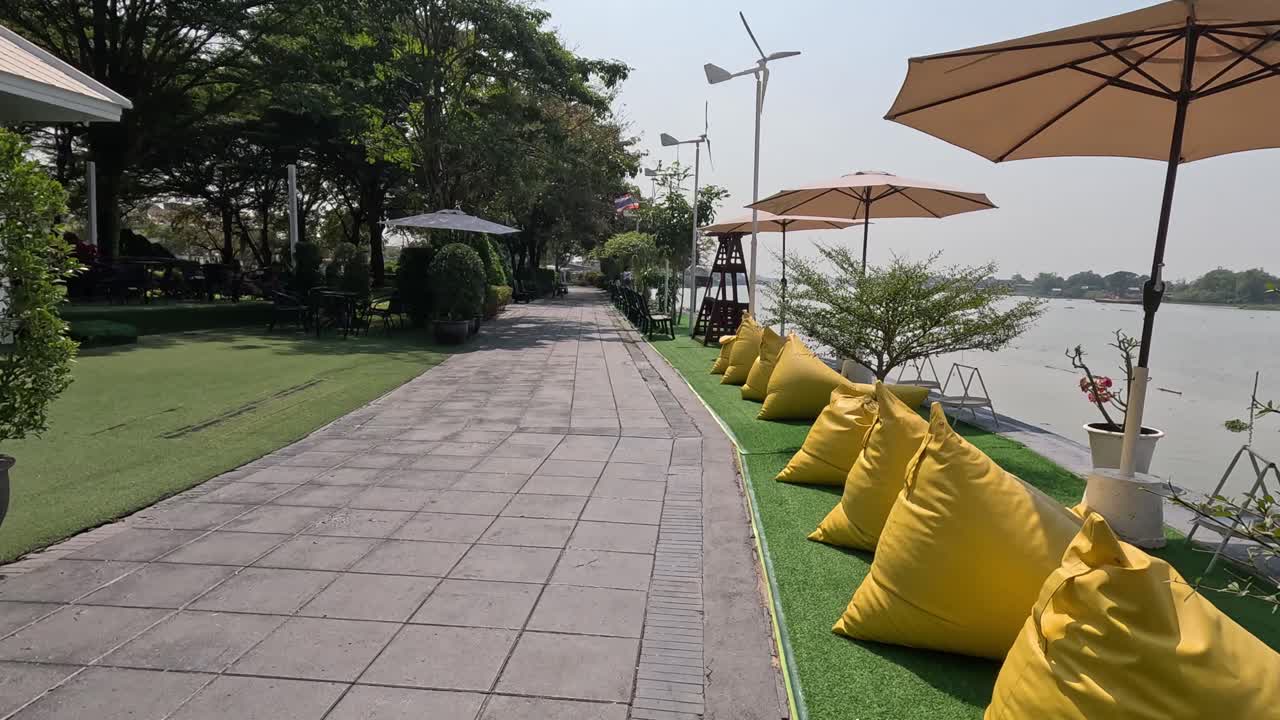 경치 좋은 공원 길 을 따라 평화 로운 산책