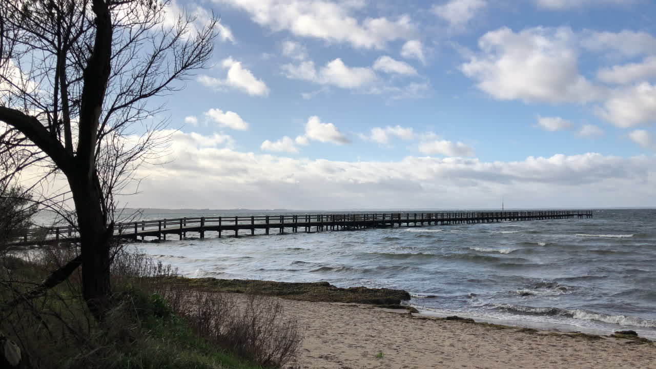 가을의 추운 날 해변에서