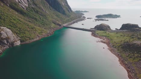 grúa abajo, dron panorámico disparado sobre el mar con acantilados rocosos a un lado