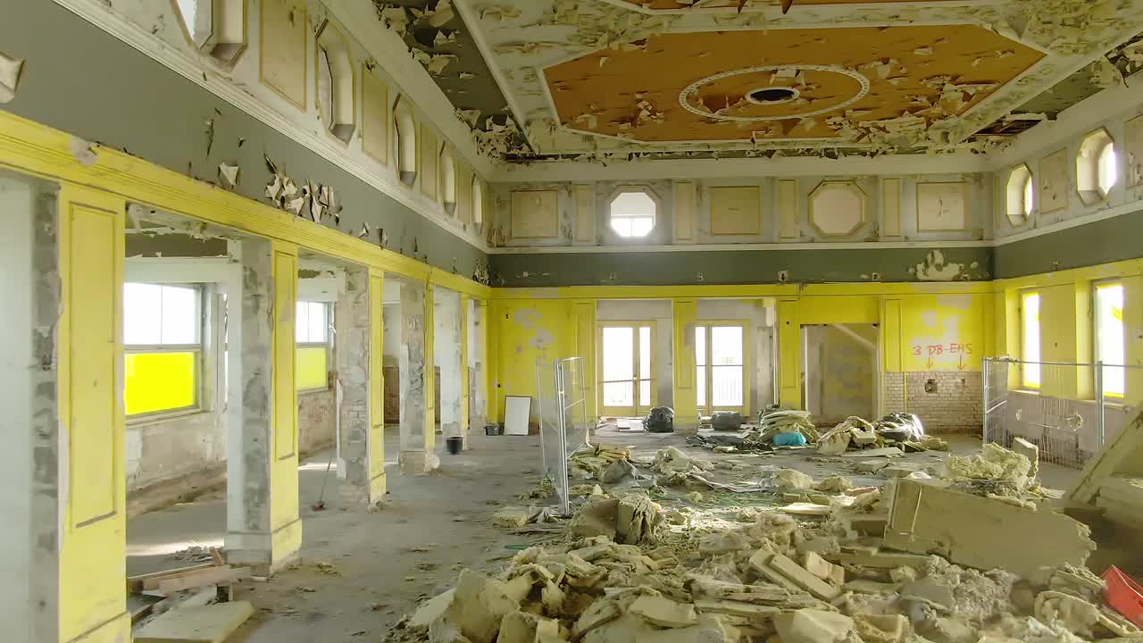 vuelo de aviones no tripulados en interiores a través de un salón de baile amarillo abandonado y desgastado por el tiempo