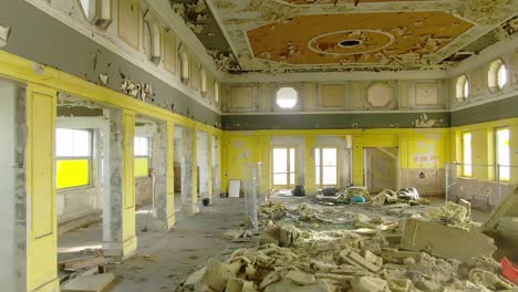 Vuelo-Interior-De-Drones-A-Través-De-Un-Salón-De-Baile-Amarillo-Abandonado-Y-Desgastado-Por-El-Tiempo.