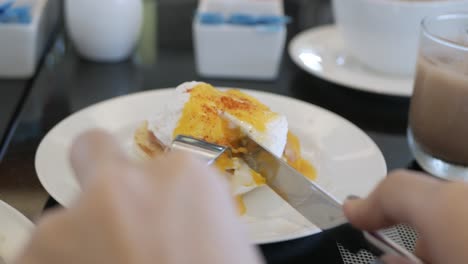 tostadas con huevo escalfado y jamón de cerca