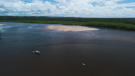 vista aérea volando hacia un banco de arena en el río de cuentas, en itacare, brasil