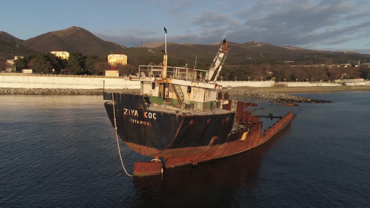 naufragio abandonado en la costa