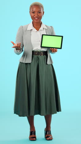 mujer de negocios presentando una tableta con pantalla verde