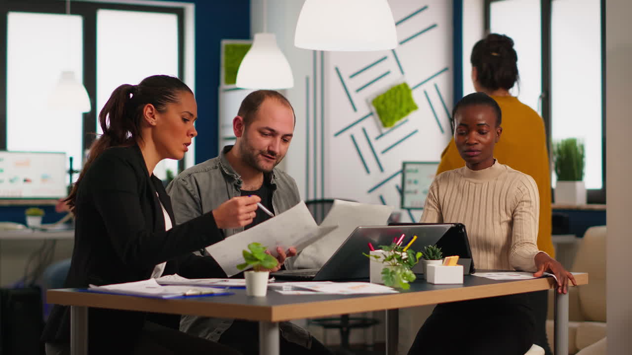 hombre de negocios nervioso peleando en un espacio de trabajo colectivo teniendo conflictos en el lugar de trabajo
