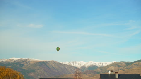 Heißluftballon-Gleitet-über-Die-Schneebedeckte-Berglandschaft-Der-Pyrenäen