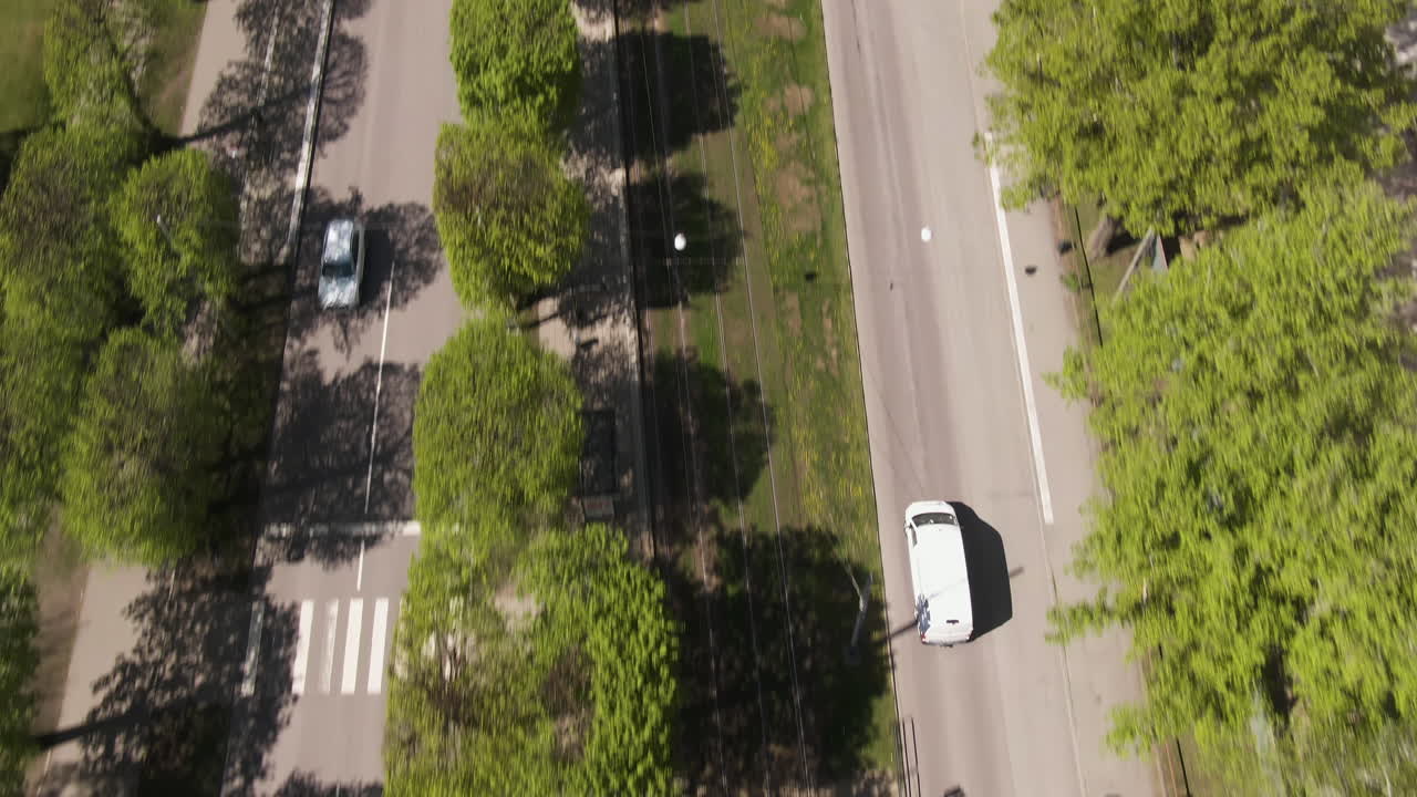 calle de la ciudad y majestuosa vista del paisaje urbano, tiro aéreo inclinado hacia arriba