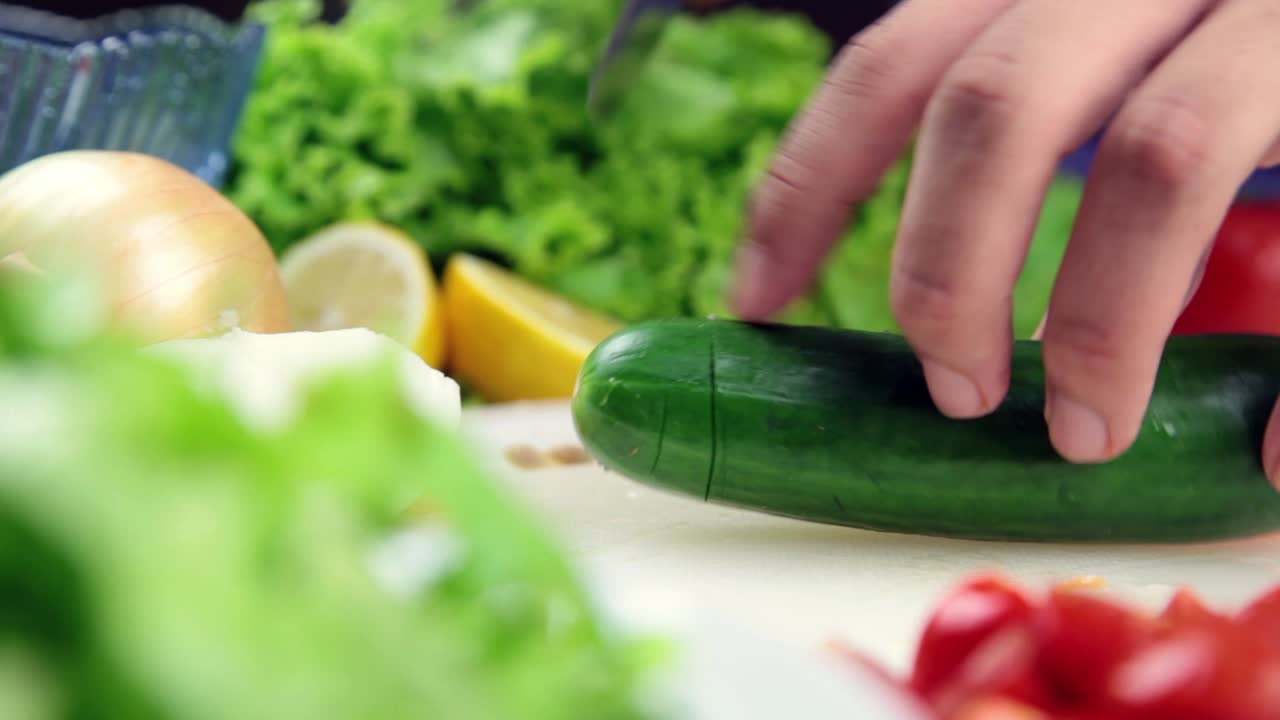 주방 3 에서  ⁇ 러드 를 만드는 사람