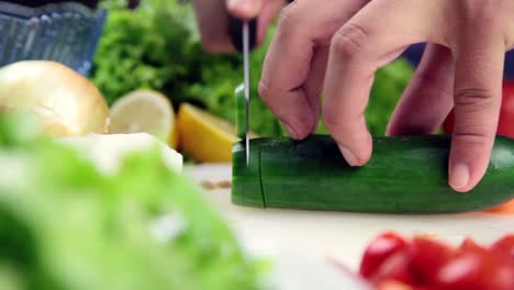 hombre haciendo ensalada en la cocina 3