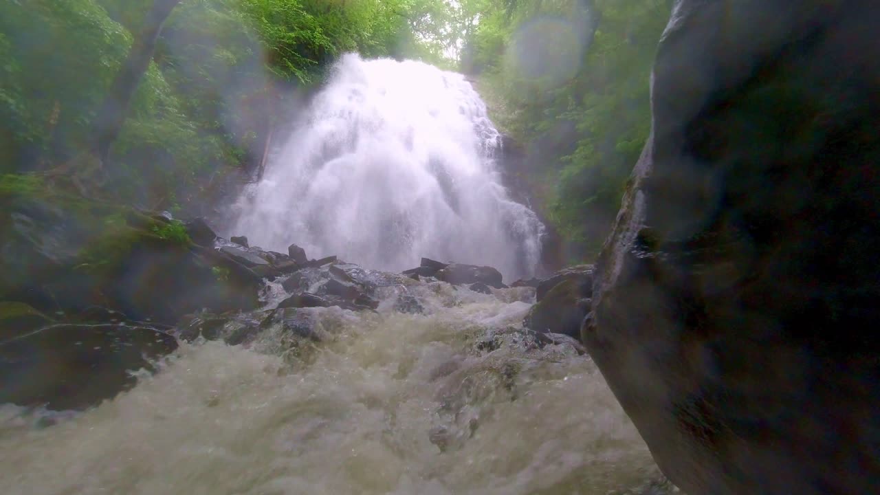 nc, 노스 캐롤라이나의 crabtree falls에서 물이 격렬합니다.