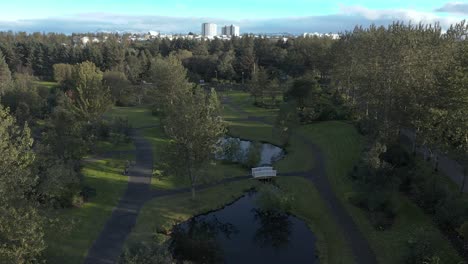 Jardín-Botánico-Grasagarðurin-Sin-Gente-En-La-Ciudad-Durante-La-Puesta-Del-Sol,-Antena